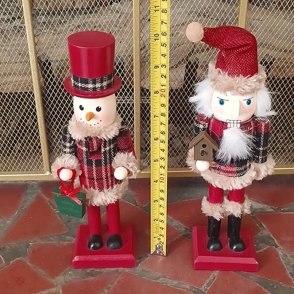 Nutcracker Set of 2. Decorative Wearing Faux Fur Trimmed Plaid. 10" - Picture 2 of 6